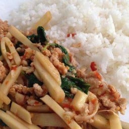 ข้าวผัดกะเพรา หน่อไม้