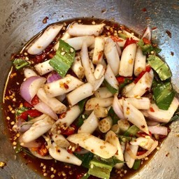 ยำไหลบัวปลากรอบ