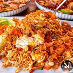 มาม่าผัดไข่ ( เลือกเนื้อสัตว์เองได้ )