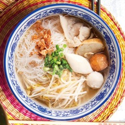 ก๋วยเตี๋ยวลูกชิ้นรวมมิตรน้ำใส