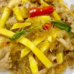 กระเพราเนื้อหน่อไม้วุ้นเส้น (กับข้าว)