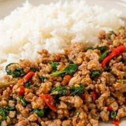 กะเพราหมูสับราดข้าว