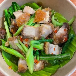 ผัดคะน้าหมูกรอบ