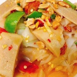 ตำไทยเส้นใหญ่หมูยอ