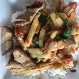 ผัดหน่อไม้หมูกรอบ