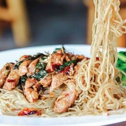 บะหมี่อัศวินโต๊ะกลม(บะหมี่ราดกระเพราเป็ดย่าง)