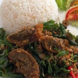 กะเพราไข่เยี่ยวม้า