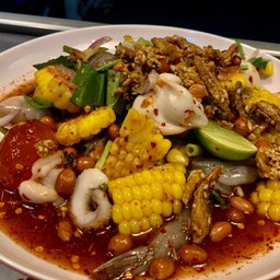 ยำข้าวโพดกุ้งสดหนวดปลาหมึก