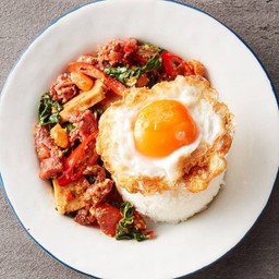 ข้าวราดกะเพรา 3 ฮิต (แหนม,หมูยอ,ไข่แดงเค็ม) (ราคาไม่รวมไข่ดาว)