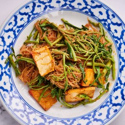 เส้นหมี่ผัดผักกระเฉดมังสวิรัติ