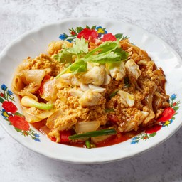 ก๋วยเตี๋ยวปลาหมึก / ปู (เส้นใหญ่ผัดผงกะหรี่)