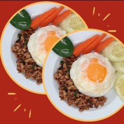 [อร่อยซ่ากับโค้ก] (Set ขายดี) ข้าวราดกะเพราหมูสับพิเศษ 2 กล่อง แถมฟรีไข่ดาว 2 + 2 โค้ก ออริจินัล (กระป๋อง)
