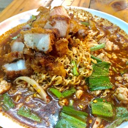 ยำมาม่าหมูทอด