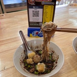 เส้นหมีี หมู น้ำตก