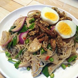 ยำขนมจีนหมูยอไข่ต้ม