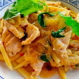 กระเพราไก่หน่อไม้วุ้นเส้น (กับข้าว)