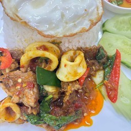 ข้าวผัดพริกแกงทะเล