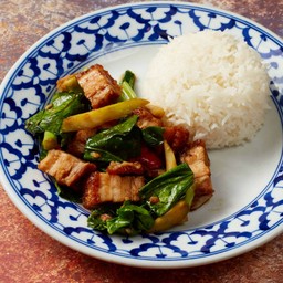 ข้าวราดผัดคะน้าหมูกรอบ