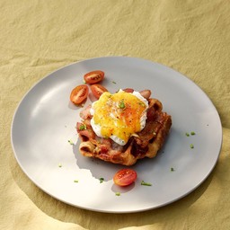 ครอฟเฟิลไข่เบเนดิกค์ และเบคอน