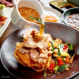 ราดหน้าเส้นทอดกรอบหมู