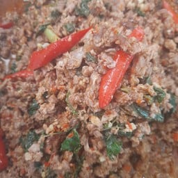 กระเพราเนื้อราดข้าว