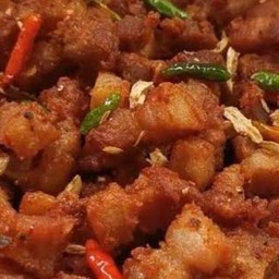 หมูกรอบทอดน้ำปลา ราดข้าว