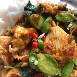 ข้าวผัดพริกแกงไก่