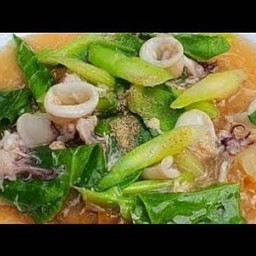 ราดหน้าปลาหมึก+ไข่ตี