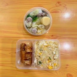 ข้าวผัดปู+แกงจืดเต้าหู้หมูสับ+จ๊อปู