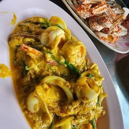 ผัดผงกะหรี่ หมึก-กุ้ง (กับข้าว)