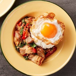 ข้าวราดกะเพราหมูกรอบ (ราคาไม่รวมไข่ดาว)