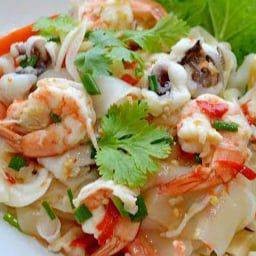 ยำเส้นใหญ่กุ้งลวกปลาหมึก