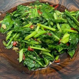 ข้าวราดผัดผักคะน้า