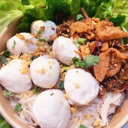 หมี่คลุกลูกชิ้นหมู(น้ำพริกกากหมู)