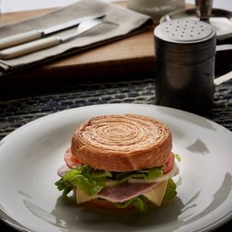 ไข่เบเนดิกต์ แฮมแอนด์ชีส ทิมเบอร์ริง ครัวซองต์ แซนวิช