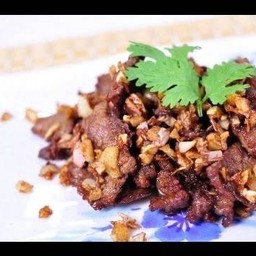 ข้าวเนื้อทอดกระเทียม