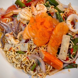 ยำมาม่ารวมแซลมอนไข่กุ้ง