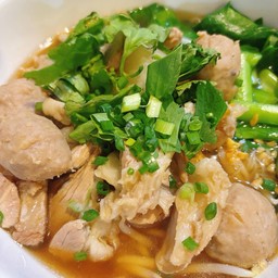ก๋วยเตี๋ยวตุ๋นยาจีน เนื้อยเปื่อย+ลูกชิ้น (น้ำใส)