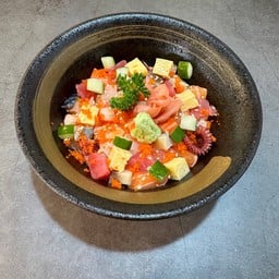 ข้าวหน้าปลาดิบรวมหั่นเต๋า