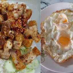 ข้าวราดหมูกรอบคั่วพริกเกลือ + ไข่ดาวแฝด