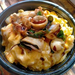 ข้าวไข่ข้น กะเพราปลาหมึก