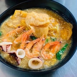 เส้นหมี่ห่อไข่ราดหน้าทะเล