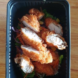 สลัดรวม ไก่ทอด และกุ้งทอด