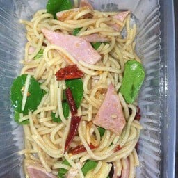 สปาเก็ตตึ้ผัดพริกแห้งแฮม