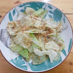 กะหล่ำผัดน้ำปลา กับข้าว