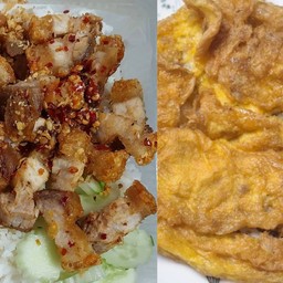 ข้าวราดหมูกรอบคั่วพริกเกลือ + ไข่เจียวหมูสับ 1 ฟอง