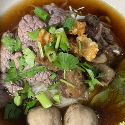 ก๋วยเตี๋ยวเนื้อตุ๋น By โกเล็ก