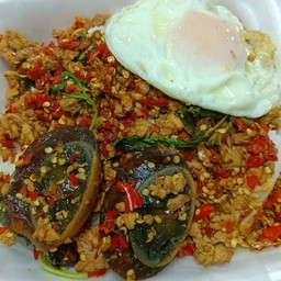 กระเพราหมูสับไข่เยี่ยวม้าราดข้าว