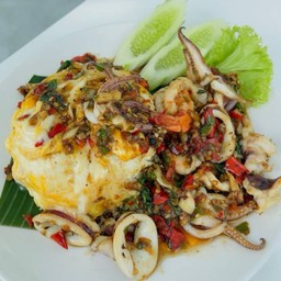 ข้าวกะเพราทะเลไข่ลาวา Seafood With Basil Rice Lava Egg