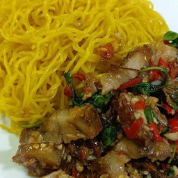 บะหมี่แห้งซอสกระเพราหมูกรอบ
